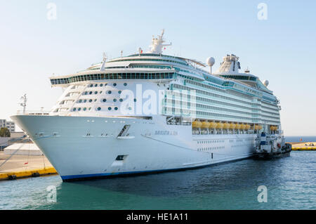 Kreuzfahrtschiff MS Navigator of the Seas vertäut im Hafen von Piräus, Athen, Griechenland Stockfoto