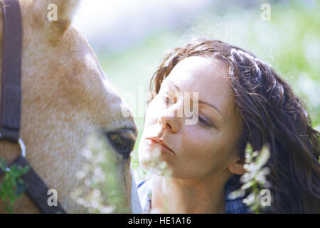 Frau und Pferd zusammen im Fahrerlager Stockfoto