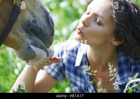 Frau und Pferd zusammen im Fahrerlager Stockfoto