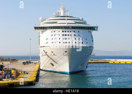 Kreuzfahrtschiff MS Navigator of the Seas vertäut im Hafen von Piräus, Athen, Griechenland Stockfoto