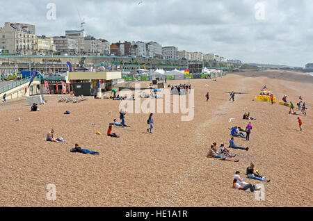 Die Menschen Sie genießen Strand und Strand von Brighton, East Sussex, England Stockfoto