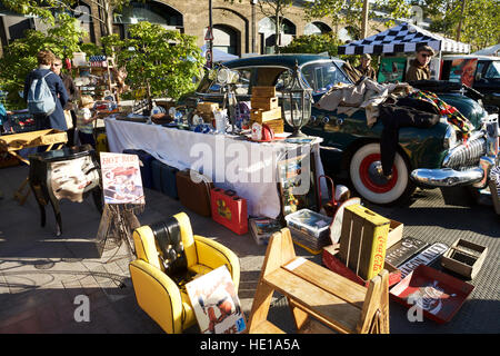 Der klassische Flohmarkt an der Kings Cross, London UK. Stockfoto