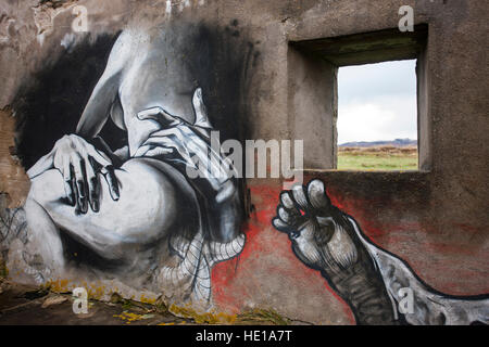 Die Graffiti an den Wänden der Moine House, Sutherland, Schottland, UK. Stockfoto