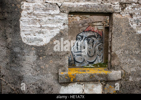 Die Graffiti an den Wänden der Moine House, Sutherland, Schottland, UK. Stockfoto