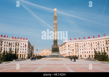 Denkmal mit ewiger Flamme zu Ehren des Sieges des Soldaten der sowjetischen Armee und Partisanen von Belarus In den großen Vaterländischen Krieg. Platz des Sieges In Stockfoto