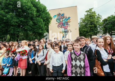 GOMEL, Weißrussland - 31. Mai 2014: Schülerinnen und Schüler feiern das Ende des Schuljahres. Stockfoto