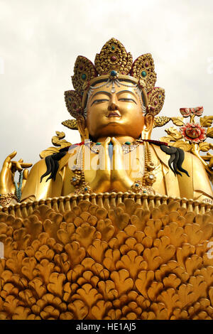 Goldene Statue von Buddha, Swayambhu Nath Tempel, Kathmandu, Nepal Stockfoto