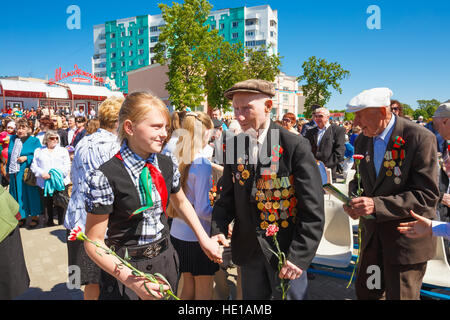 Dobrush (Region Gomel), BELARUS - 9. Mai 2014: unbekannte weißrussische Schülerinnen gratulieren Veteranen auf der Siegesparade in die große Pat Stockfoto