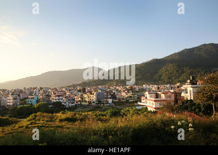 Dächer von Kathmandu Blick auf die Stadt an einem sonnigen Tag mit Bergen im Hintergrund, Nepal. Stockfoto