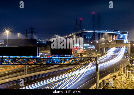 Dartford Crossing in der Nacht. Stockfoto