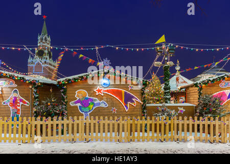 Moskau, Russland - 8. Dezember 2015: Blick auf den Spasskaja Kreml Tower mit Weihnachtsmarkt im Vordergrund am 8. Dezember 2016 in Moskau, Russland Stockfoto