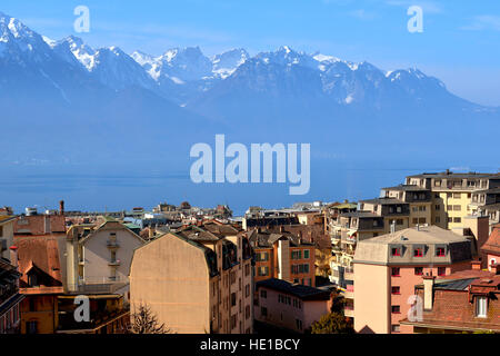 Ansicht der französischen Alpen über Genfer See in Montreux Stockfoto