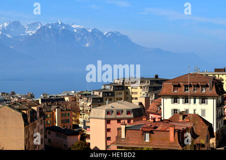 Ansicht der französischen Alpen über Genfer See in Montreux Stockfoto