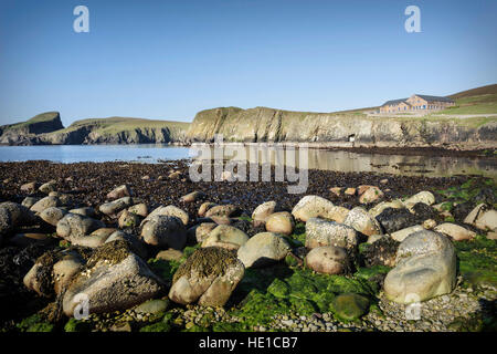 South Haven mit Fair Isle Bird Observatory, Fair Isle, Shetland, Schottland, Vereinigtes Königreich Stockfoto