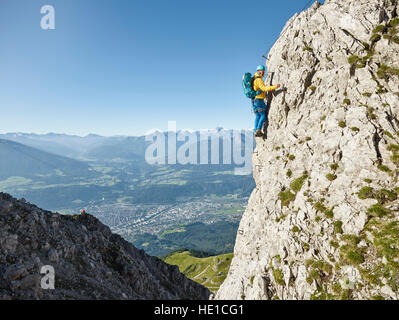 Nordkette Klettersteig route, Bergsteiger, befestigt mit Stahlkabel aufsteigender Eisenleiter, Nordkette Innsbruck, Tirol, Österreich Stockfoto