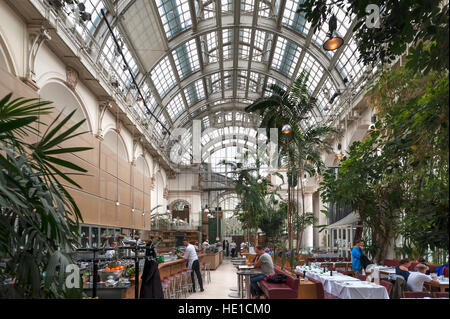 Gewächshaus, erbaut 1823-1826, umgewandelt in Palmenhaus Cafe, Schlossgarten, Wien, Österreich Stockfoto