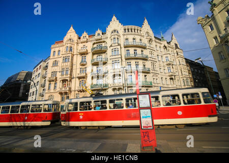 Eine typische rote Straßenbahn vorbei an der Architektur von Nove Mesto oder Neustadt in Prag, Tschechische Republik Stockfoto