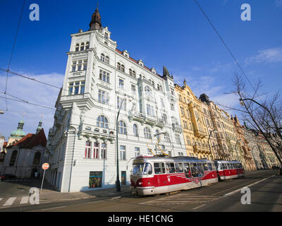 Eine typische rote Straßenbahn vorbei an der Architektur von Nove Mesto oder Neustadt in Prag, Tschechische Republik Stockfoto