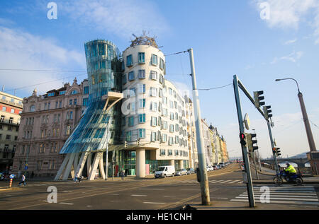 Das Tanzende Haus oder Fred und Ginger, ist der Spitzname für das Nationale-Nederlanden Gebäude auf Rasin Böschung in Prag, Tschechische Republik Stockfoto