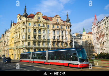 Eine typische rote Straßenbahn vorbei an der Architektur von Nove Mesto oder Neustadt in Prag, Tschechische Republik Stockfoto