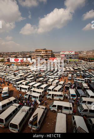 Viele Busse am Busbahnhof, Kampala, Uganda Stockfoto
