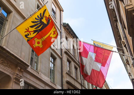 Genf, Schweiz. Schweizer National und Stadt Fahnen auf alte Hauswand montiert Stockfoto