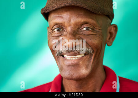 Echte kubanische Volk und Gefühle, Porträt von senior Afrikanischer Amerikaner glücklich Blick in die Kamera. Fröhliche alte Latino Großvater mit Schnurrbart und Hut Stockfoto