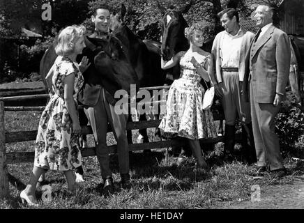 Schwarzwälder Kirsch, Deutschland 1958, Regie. Geza von Bolvary, Monia: (v. l.) Edith Hancke, Boy Gobert, Marianne Hold, Dietmar Schönherr, Gerd Frickhöffer (?) Stockfoto