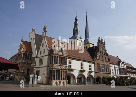 St. Nicolai-Kirche, alte Apotheke und Rathaus am Marktplatz, Lemgo, Kreis Lippe, Nordrhein-Westfalen, Deutschland Stockfoto