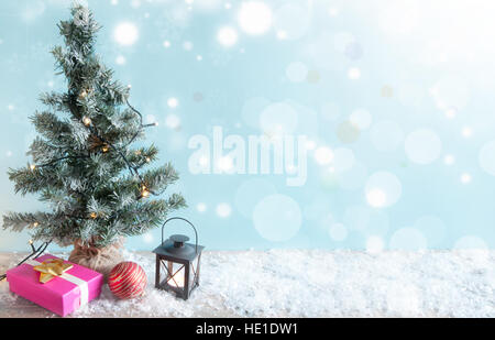 Hintergrund der Weihnachtsbaum mit Geschenken und Lichter Stockfoto