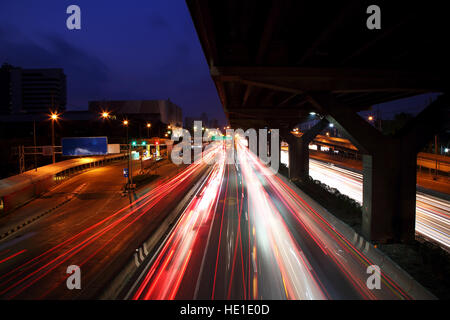 Schön das Licht von den Rückleuchten und Scheinwerfer auf das bewegen in der Nacht. Stockfoto