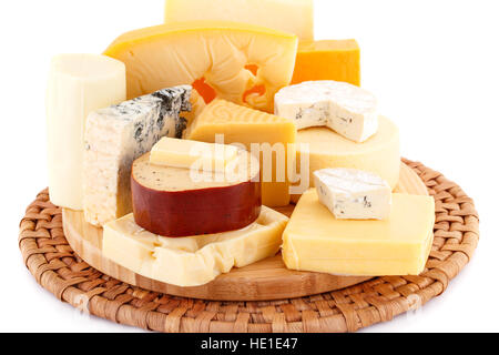 Verschiedene Arten von Käse auf Holzbrett Nahaufnahme Bild. Stockfoto