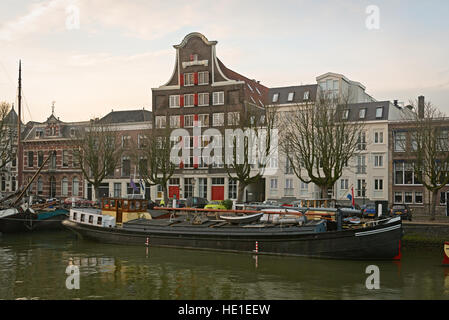 Alte Grachtenhäuser und das Lager Stokholm entlang des Hafens Wolwevershaven in Dordrecht Stockfoto