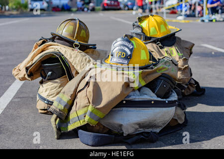 Feuerwehrmann Helme, und drehen Sie die Mäntel auf anderen Geräten zu Troy Alabama USA, Feuerwehr. Stockfoto