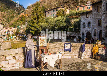 Mannequin/Dummys verwendet in festlichen Displays in der Stadt Gubbio, Provinz Perugia, Umbrien, Italien. Stockfoto