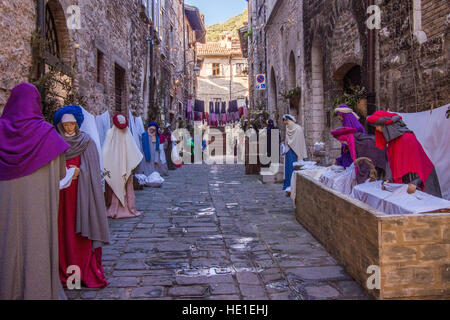 Mannequin/Dummys verwendet in festlichen Displays in der Stadt Gubbio, Provinz Perugia, Umbrien, Italien. Stockfoto