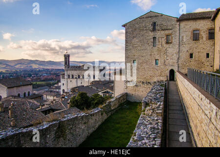 Palazzo dei Consoli (links) in der mittelalterlichen Stadt Gubbio, Provinz Perugia, Umbrien, Italien. Stockfoto