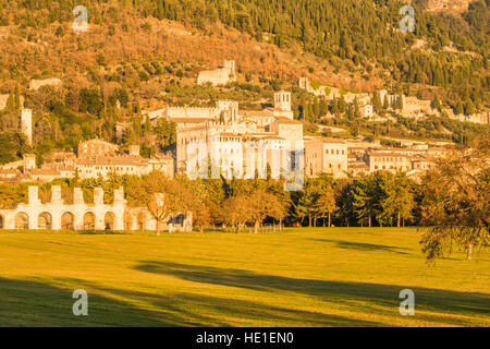 Römische Theater Ruinen in Gubbio mit mittelalterlichen Ortskern hinter auf Mount Ingino, Provinz Perugia, Umbrien, Italien. Stockfoto