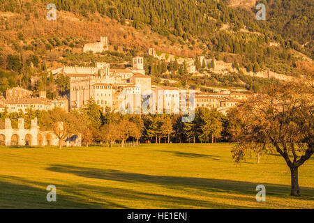 Römische Theater Ruinen in Gubbio mit mittelalterlichen Ortskern hinter auf Mount Ingino, Provinz Perugia, Umbrien, Italien. Stockfoto