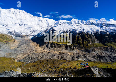 Luftaufnahme auf die Häuser der Annapurna Base Camp, Gletscher und Schnee Annapurna 1 North Face in die zurückgelegte Strecke Stockfoto