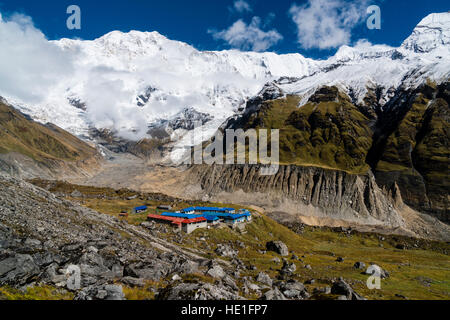 Luftaufnahme auf die Häuser der Annapurna Base Camp, Gletscher und Schnee Annapurna 1 North Face in die zurückgelegte Strecke Stockfoto