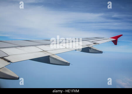 Rechter Flügel Flugzeug fliegen oben unter blauem Himmel. Stockfoto