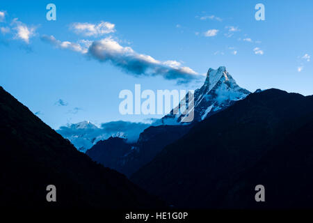 Blick auf den Gipfel des Berges Matschaputschare bei Sonnenaufgang Stockfoto