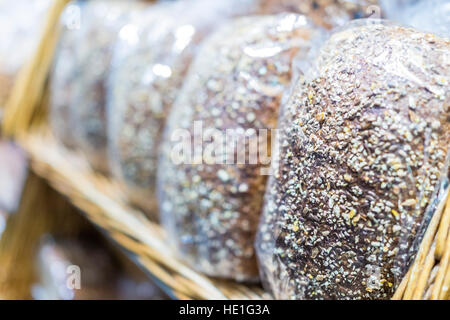 Verpackte Multi-Korn-Brot auf dem Display in Bäckerei Stockfoto