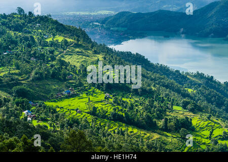 Phewa-see, Pokhara und landwirtschaftliche Landschaft von einem bergrücken gesehen Stockfoto