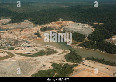 Wasserkraftwerk im brasilianischen Amazonas-Regenwaldes. Befindet sich im Fluss Teles Pires, in der Nähe der Stadt Alta Floresta. Stockfoto
