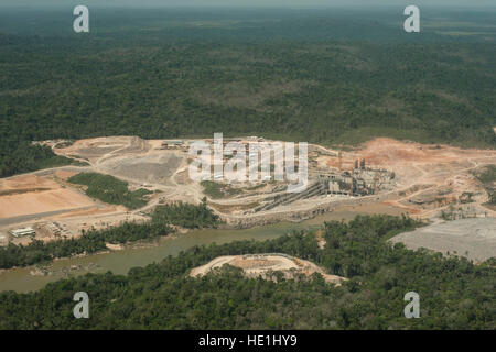 Wasserkraftwerk im brasilianischen Amazonas-Regenwaldes. Befindet sich im Fluss Teles Pires, in der Nähe der Stadt Alta Floresta. Stockfoto