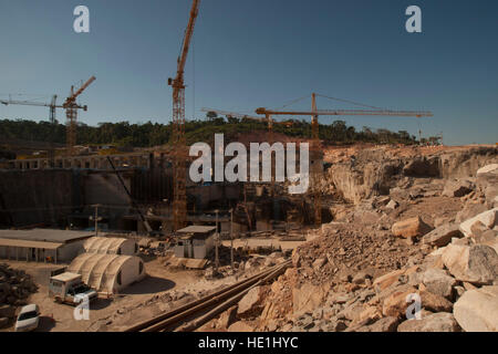 Luftbild der Baustelle eines Wasserkraftwerkes im brasilianischen Amazonas Regenwald, in der Nähe der Stadt Alta Floresta. Stockfoto