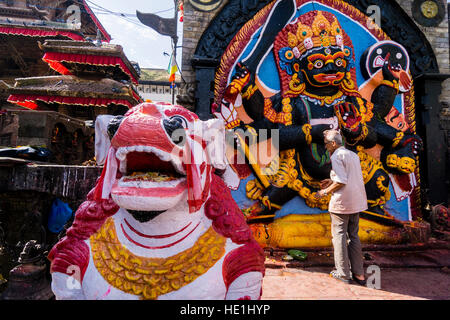 Die Menschen verehren an Kala bhairava Schrein am Durbar Square Stockfoto