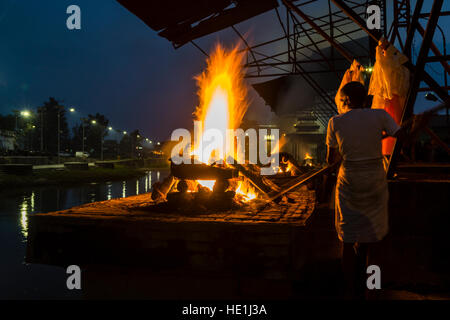 Einäscherung einer Leiche am brennenden ghats von Pashupatinath Tempel am Ufer des Bagmati Fluss Stockfoto